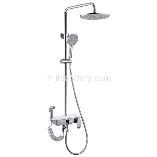 Douche blanche sertie d'une serviette